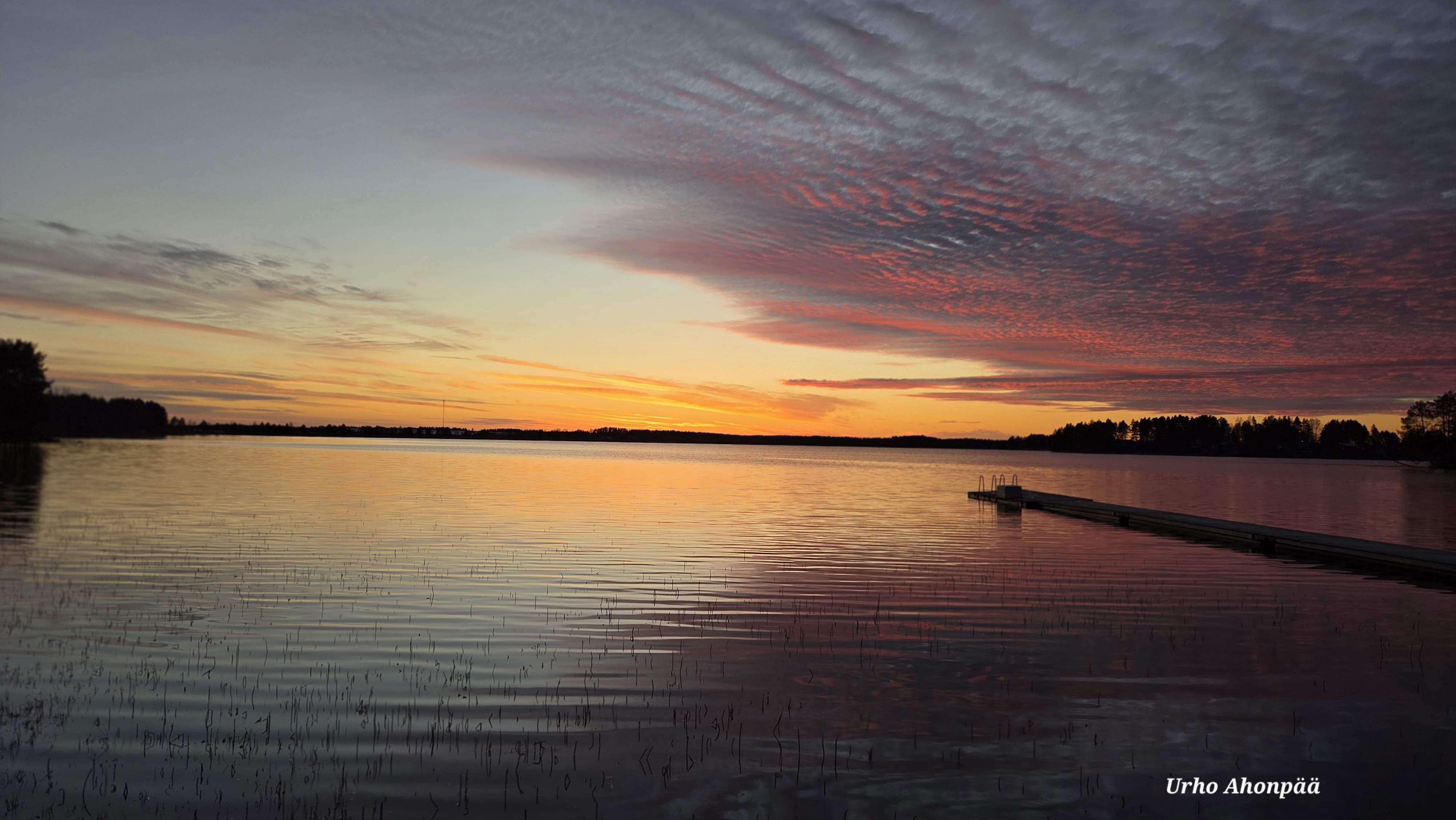 Auringon lasku museon rannassa