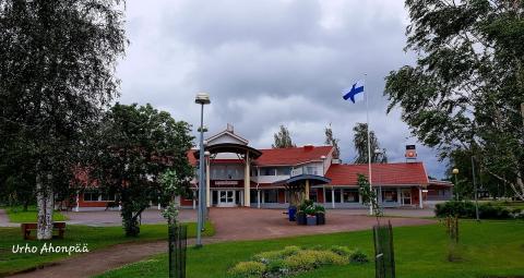 suomenlippu, koivut, kunnantalo