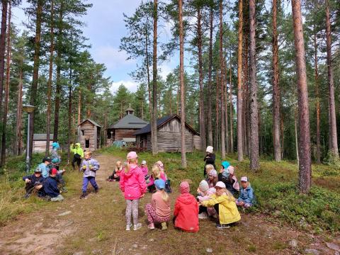 Lapsia Pyhännän kotiseutumuseolla