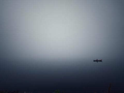 Soutaja sumuisella järvellä